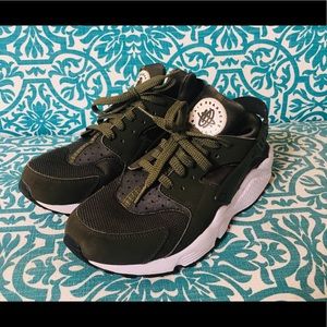 NIKE AIR HUARACHE “ CARGO KHAKI” Size 10